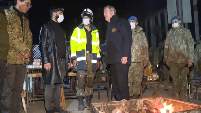 Bakan Akar, Hatay'da gece çalışmaları inceledi, Mehmetçiği denetledi