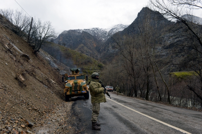 Tunceli'de teröristler mağarada sıkıştırıldı