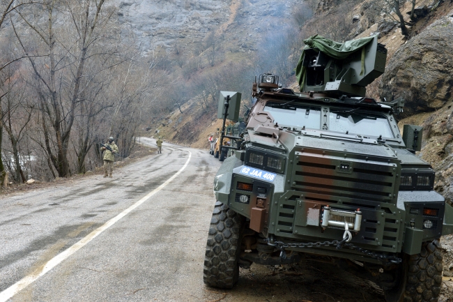 Tunceli'de teröristler mağarada sıkıştırıldı