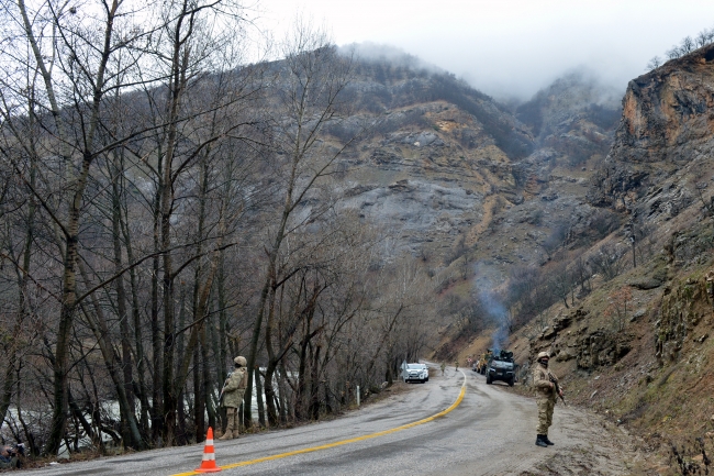 Tunceli'de teröristler mağarada sıkıştırıldı