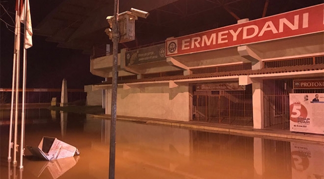 Edirne'deki Tunca Nehri taştı, Fatih Köprüsü trafiğe kapatıldı