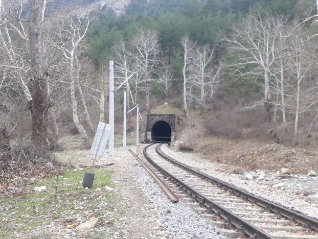 Demiryolu tünelinde iskele devrildi: 1 ölü, 2 yaralı