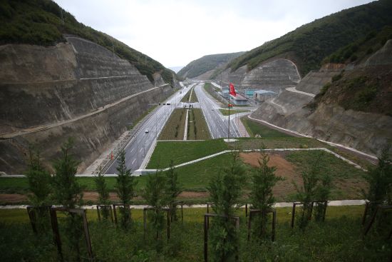 Dağı delip "Türkiye'nin en uzun otoyol tüneli"ni inşa ettiler