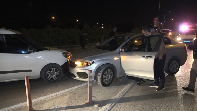 Denetimden kaçarken polis aracına çarptılar