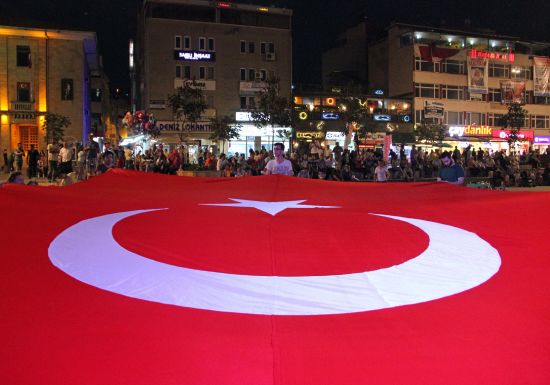 Meydanlarda 'demokrasi nöbeti' sürüyor