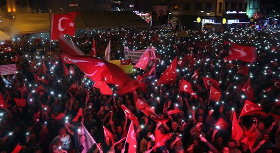 Meydanlarda 'demokrasi nöbeti' devam ediyor