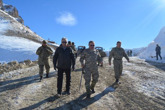 Vali'den sınırdaki askeri birliklere ziyaret