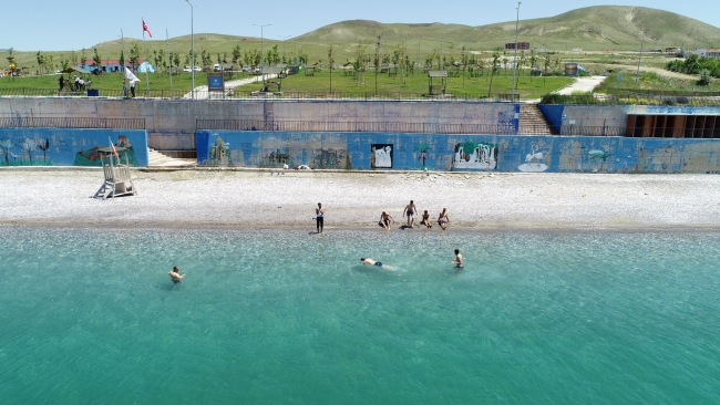 Van Gölü'ndeki mavi bayraklı halk plajı yeni sezon için hazır