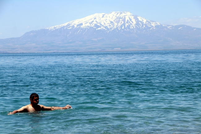 Van Gölü'ndeki mavi bayraklı halk plajı yeni sezon için hazır