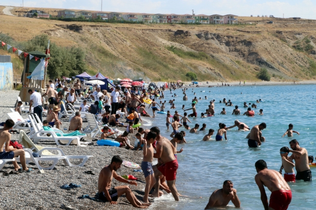 Türkiye'nin denize kıyısı olmayan ilk mavi bayraklı plajına yoğun ilgi