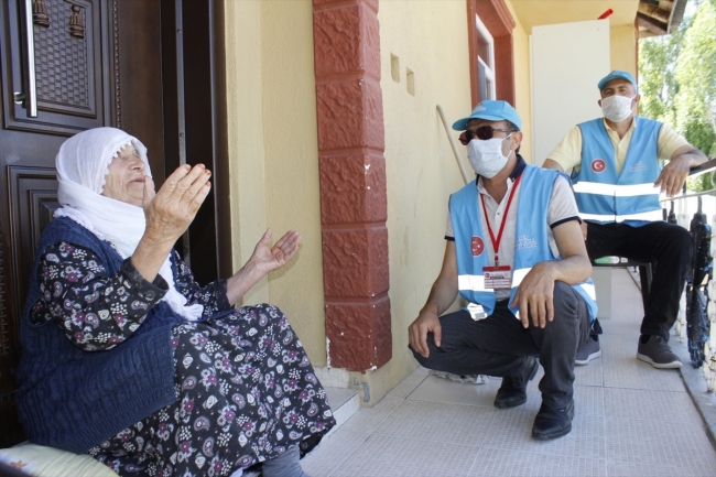 80 yaşındaki kadının bahçesindeki otları Vefa ekibi biçti