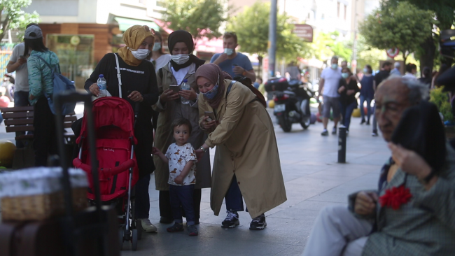 Kadıköy sokaklarının canlı kuklası: Muhsin