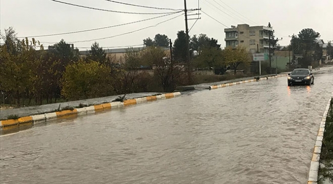 Cadde ve sokaklar göle döndü, araçlar yolda mahsur kaldı