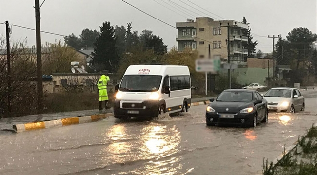 Cadde ve sokaklar göle döndü, araçlar yolda mahsur kaldı