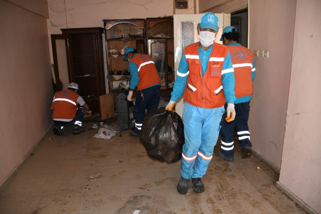 Aydın'da bir evden 6 kamyon çöp çıktı