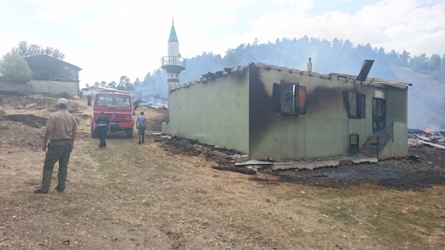 Erzincan'daki yangında 1 mescit ile 15 ev yandı