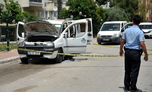 Camını kırdığı aracı benzin döküp ateşe verdi