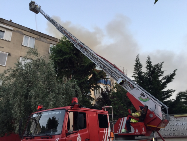 İstanbul'da tarihi ahşap konak cayır cayır yandı