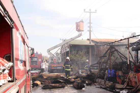 Antalya'daki yangında 3 dükkan ile bir ev kül oldu