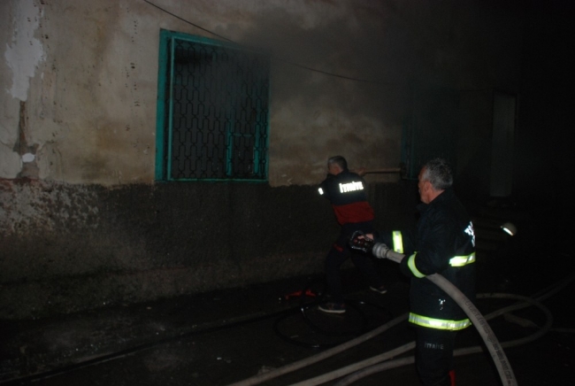 Tokat'ta yanan evdeki aileyi mahalle sakinleri kurtardı