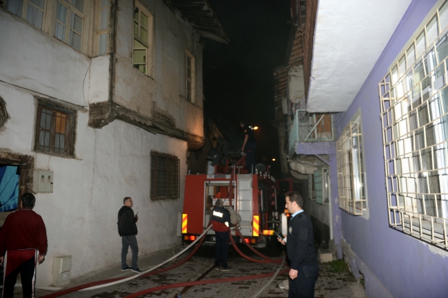 Tokat'ta yanan evdeki aileyi mahalle sakinleri kurtardı