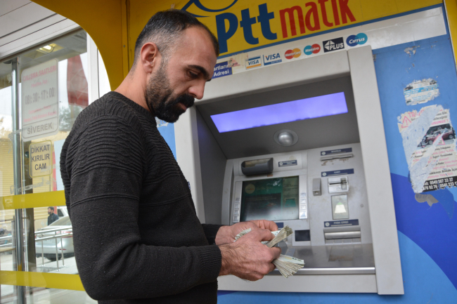 Şanlıurfa'da hesaplarına fazladan yatan 41 bin 180 TL'yi iade ettiler