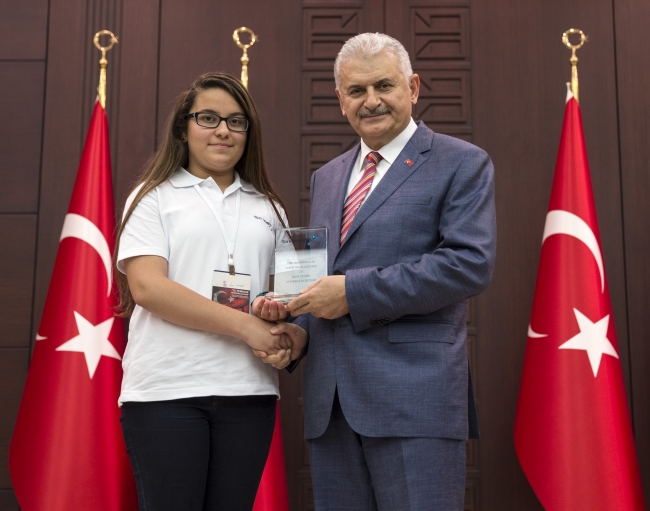 Çocuklar, 15 Temmuz temalı yarışmanın ödüllerini Başbakan'dan aldı