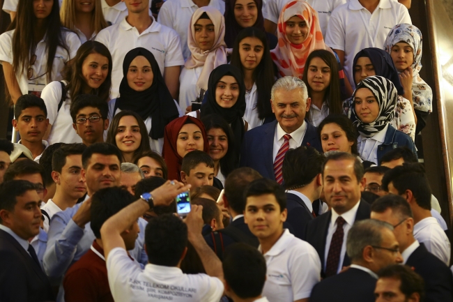 Çocuklar, 15 Temmuz temalı yarışmanın ödüllerini Başbakan'dan aldı