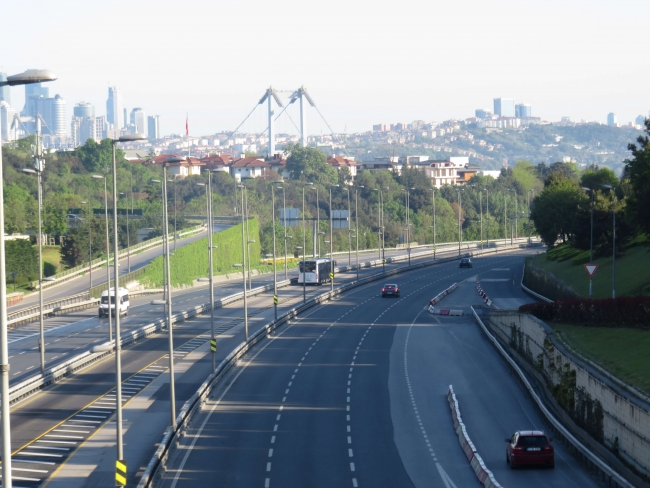 Kısıtlamanın ilk gününde yollar boş kaldı