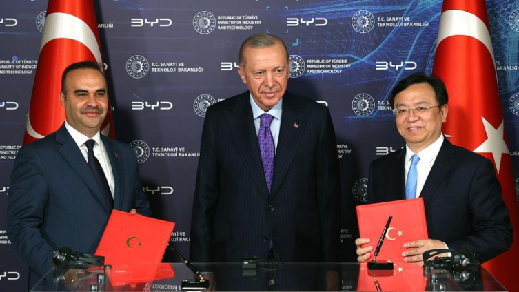 Süreçle ilgili resmi imzalar Cumhurbaşkanı Erdoğan’ın himayesinde, Bakan Kacır ve BYD Yönetim Kurulu Başkanı Chuanfu tarafından atıldı.