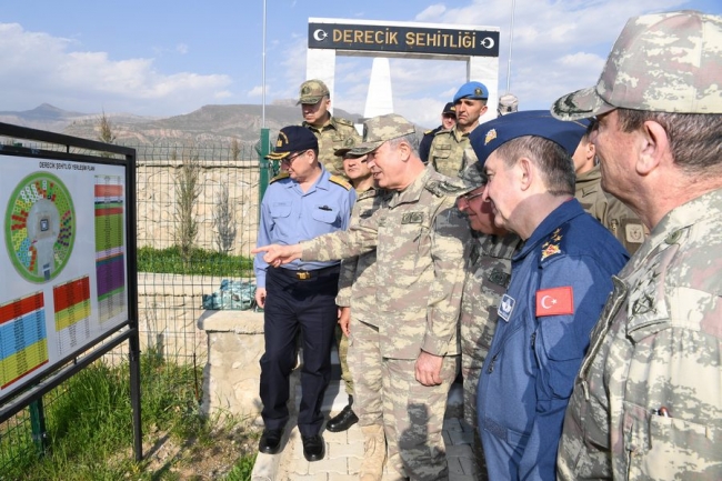 Genelkurmay Başkanı Akar Hakkari'deki birlikleri denetledi