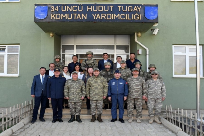 Genelkurmay Başkanı Akar Hakkari'deki birlikleri denetledi