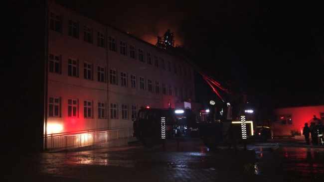 Denizli'de yıldırım düşen okulun çatısı yandı