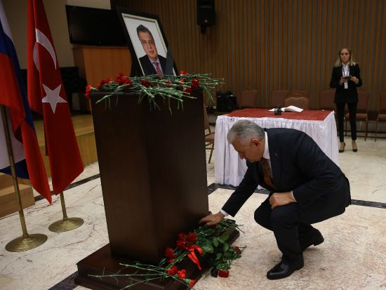 Başbakan Yıldırım'dan Rusya Büyükelçiliği'ne taziye ziyareti