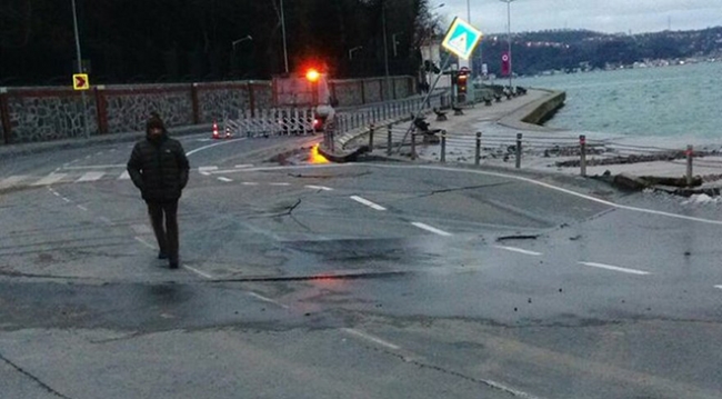 Tarabya sahilde yol çöktü