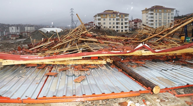 Yozgat'ta şiddetli rüzgar çatıları uçurdu: 1 yaralı