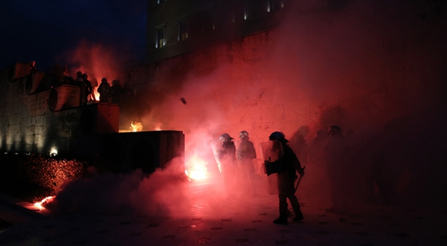 Yunanistan'da gerilim tırmanıyor: Yüzlerce gösterici molotofla saldırdı