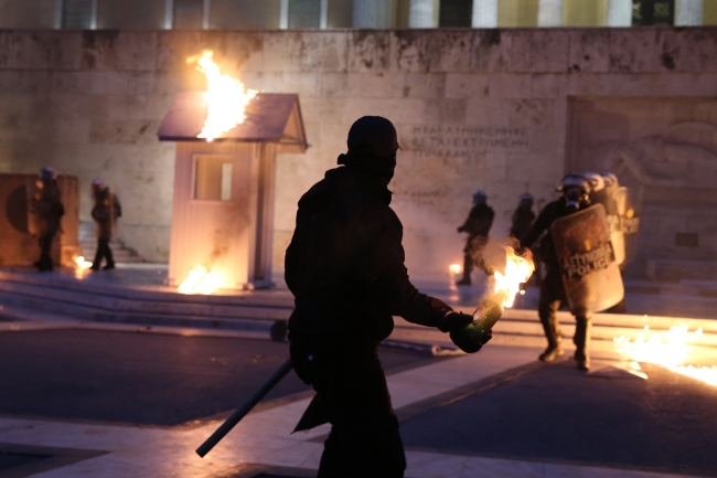 Yunanistan'da gerilim tırmanıyor: Yüzlerce gösterici molotofla saldırdı