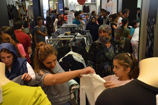 Yüksekova'da çarşı pazarda bayram yoğunluğu