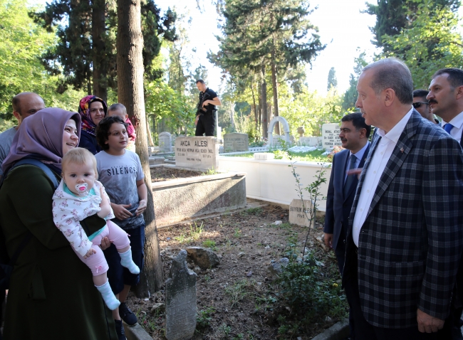 Cumhurbaşkanı Erdoğan, anne ve babasının mezarlarını ziyaret etti