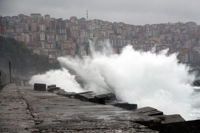 Cadde ve sokaklar göle döndü, araçlar yolda mahsur kaldı