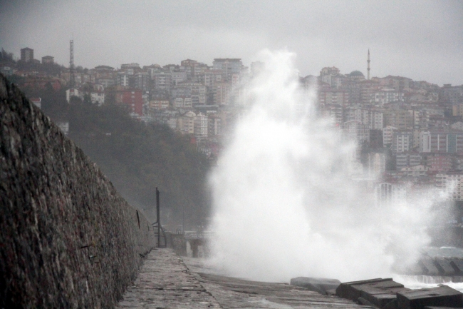 Cadde ve sokaklar göle döndü, araçlar yolda mahsur kaldı