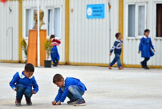 Depremzedeler konteyner kentte yaşamlarını sürdürüyor