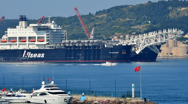 Dev gemi 'Pioneering Spirit' Çanakkale Boğazı'ndan geçti