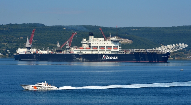 Dev gemi 'Pioneering Spirit' Çanakkale Boğazı'ndan geçti