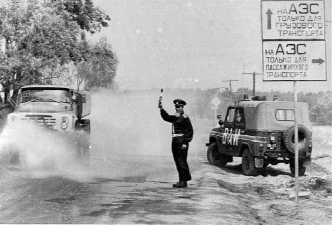 Kaza sonrası Çernobil'e giriş-çıkışları kontrol eden bir trafik polisi. 13 Haziran 1986 | Fotoğraf: Reuters