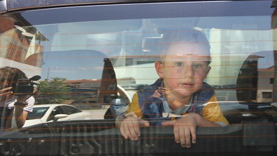 Otomobilde mahsur kalan çocuk cam kırılarak kurtarıldı