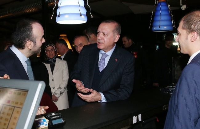 Cumhurbaşkanı Recep Tayyip Erdoğan İstanbul'da bir çorbacıya misafir oldu