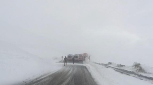 Van-Hakkari kara yoluna çığ düştü