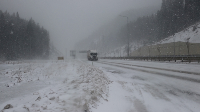 Ilgaz Dağı'nda kar yağışı ve tipi etkili oluyor